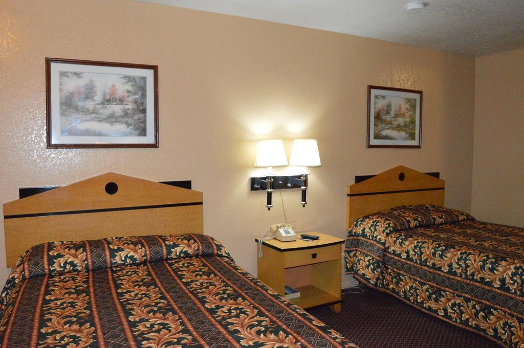 Delux Inn Tulsa Room photo